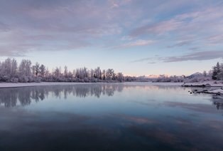 Sea Eine wunderschöne, kalte Seenlandschaft